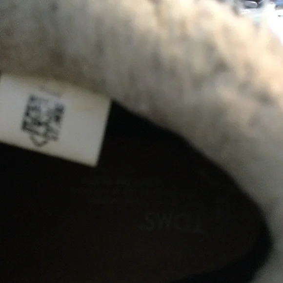 Toms Women's Black Leather Warm Chic Fashion Ankle Boots Brass Eyelets Size 8 - Picture 6 of 7